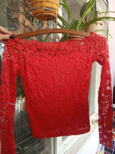 красное платье с открытой спиной: Красивая кружевная кофточка, спина с открытым кружевом 42 размер. 180