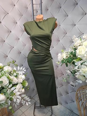 mona popusti: Elegantna ženska midi haljina sa bočnim izrezom i drapiranim naborima — 1