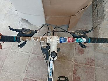 velo mtb: KSTUN markalı dağ velosipedi. Ağ rəngli çərçivəyə malikdir, üzərində — 2
