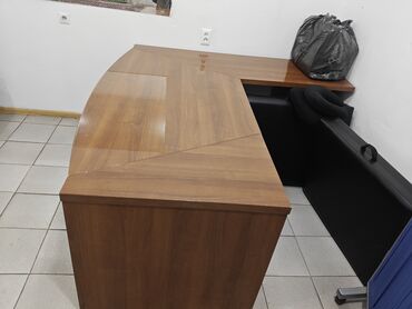 мальберт для рисования: Угловой офисный стол в форме буквы L. - Материал: ЛДСП с древесной