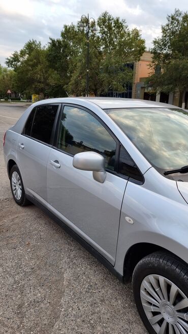 Nissan Tiida: 1.5 л | 2011 г. Седан