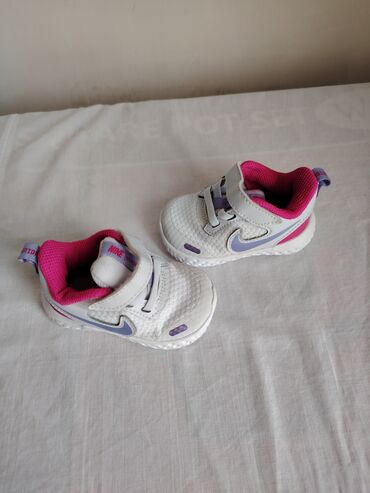 Dəstlər: Uşaq idman ayaqqabısı – Nike brendi - Model: Nike Revolution (uşaq