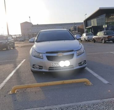 Lixiang: Chevrolet Cruze sedan – gümüşü rəng, 4 qapı, ön aparıcı. Əsas
