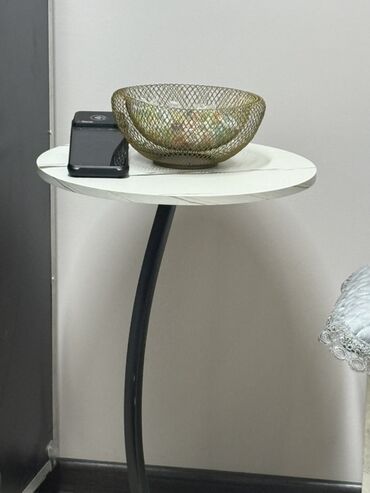 стол регулируемый по высоте: Круглый прикроватный/кофейный столик компактного размера с