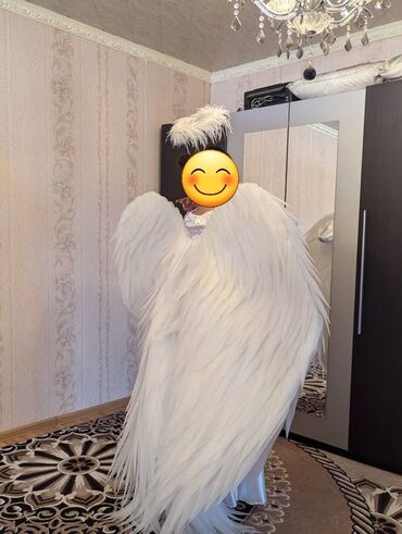 кыргызская национальная одежда: Большие белые крылья, выполненные из пушистого материала, представляют