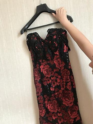 mirvari muncuqlar: Qırmızı güllü payetli gecə libası - Model: çiyinləri açıq, strapless — 3