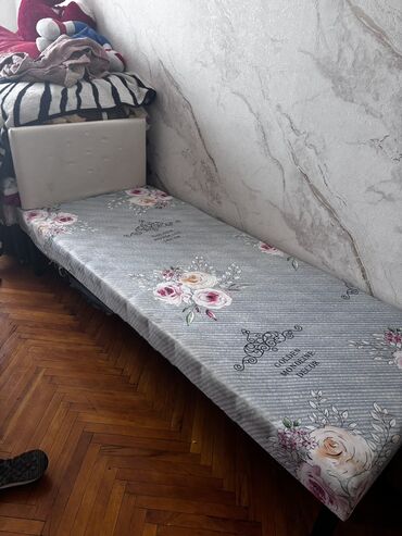 tek çarpayı: Təknəfərlik çarpayı, Bazasız, Matras ilə, Siyirməsiz