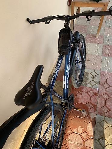 велосипед куб: Velosim dağ tipli velosiped. Mavi-qara rəngdə çərçivəyə malikdir. Ön — 8