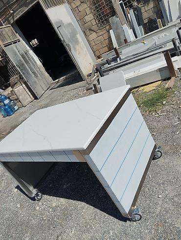 kasa aparati: Təkərli kvars daş üstlü iş masası/ada - Üst panel: ağ kvars daş — 1