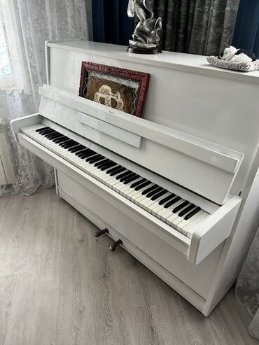 мини пианино купить: Upright pianino – ağ rəng, klassik düz korpus dizaynı. Xüsusiyyətlər