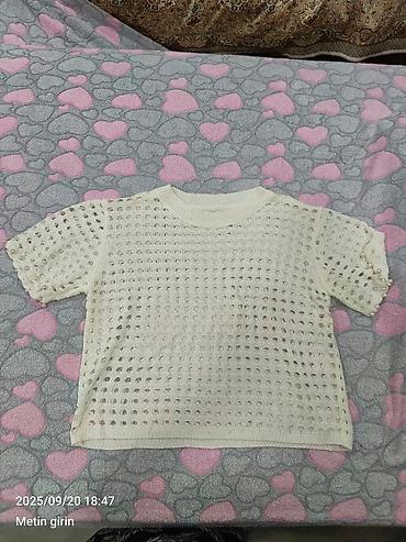 Ağ rəngdə, qısaqol, dəlikli (mesh) toxuma qadın bluzası. - Material