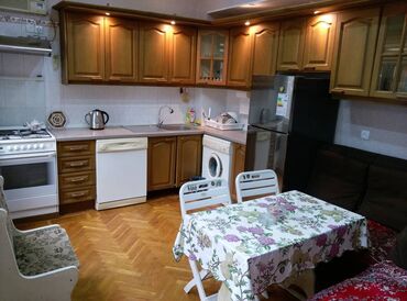 Uzunmüddətli kirayə mənzillər: Səbail Rayonu Sahil Metrosu Tarqovu Mərkəz 3 otaq. Mərtəbə - 3/3 Otaq — 8