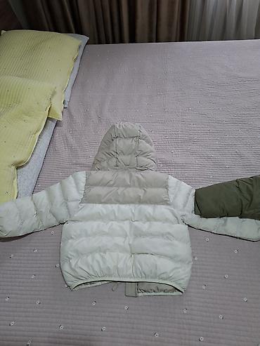 Верхняя одежда: Продаю б/у детскую куртку для мальчиков. Uniqlo деми, цвет белый, 110 — 3