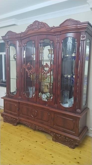 Klassik üslubda qonaq otağı mebel dəsti Tərkib: - Böyük vitrin-bufet