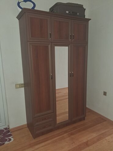 divar skaflari: Açılan, 6 qapı Düz dolab, Qarderob, paltar dolabı
