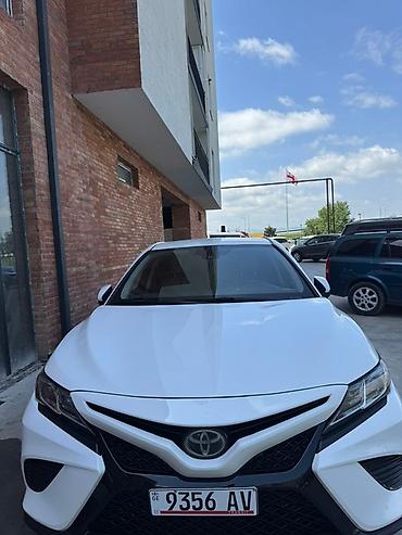 Toyota: Белый седан с просторным салоном, отделанным светлой кожей и тканью. В — 5