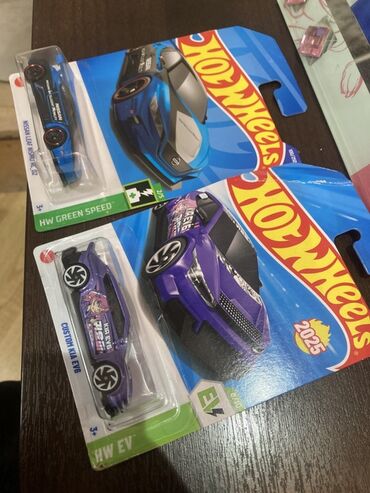 Avtomobil modelləri: Məhsul: Hot Wheels die-cast maşınları – EV mövzusu Dəst tərkibi: - — 2