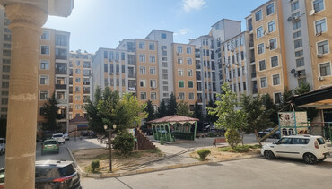 Uzunmüddətli kirayə mənzillər: Çoxmərtəbəli yaşayış kompleksində yerləşən mənzil təqdim olunur. - — 1