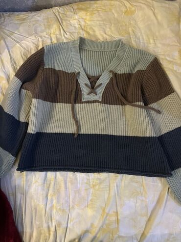 женские пиджаки жакеты: Женский трикотажный свитер с широкими горизонтальными полосами. -