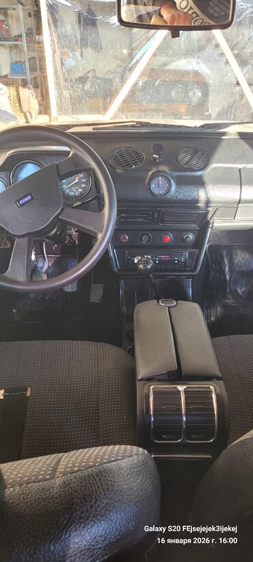 VAZ (LADA): VAZ 2106, sarı rəngli sedan Müəssisə: VAZ Model: 2106 (klassik — 14