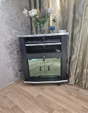 künc rəf: TV stendi və media konsolu - Kompakt ölçülü, təkərlər üzərində — 1