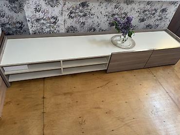 divar refleri: Aşağı profilli TV stendi / media konsolu - Minimalist dizayn: ağ üst — 1