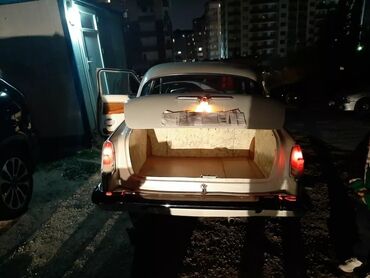 QAZ: Klassik sedan – ağ rəngli, retro dizaynlı Volqa tipli avtomobil — 8