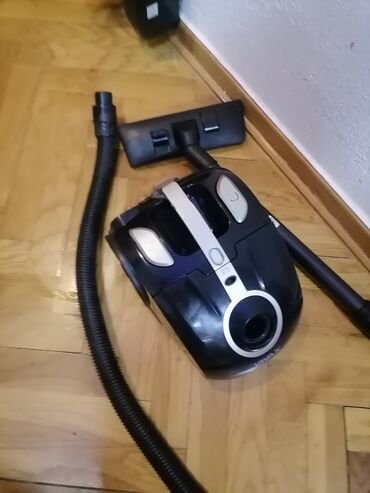 Vacuum Cleaners: Usisivač Vivax sa platnenom vrećom 1600w. Lepo radi i vuče Dobar