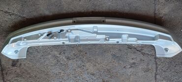 Крышки багажника и комплектующие: Накладка крышки багажника Toyota, 2010 г., Оригинал — 12