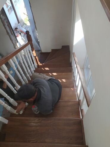 Деревянные лестницы: Деревянная лестница с окрашенными ступенями и белыми балясинами — 10