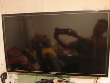 Ножи: Телевизор Samsung 82"