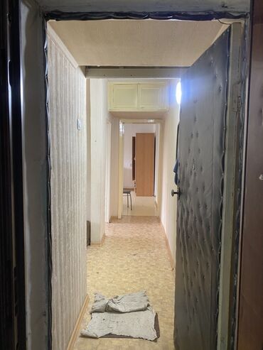 жер уйдон квартира берилет дордой: 3 бөлмө, 72 кв. м, Жеке план, 2 кабат, Эски ремонт