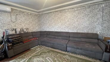 диван в стиле барокко: Угловой диван в современном стиле, выполненный в темно-сером цвете