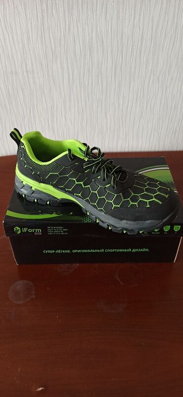 зеленые туфли: Продаю новые непромокаемые м/ж кроссовки (полуботинки) 40 размер
