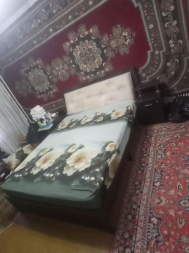 Двуспальная кровать с мягким изголовьем и прикроватными тумбами -