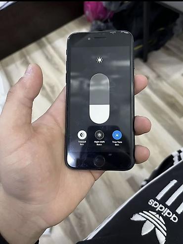 apple se: IPhone SE 2022, 64 GB, Qara — 7
