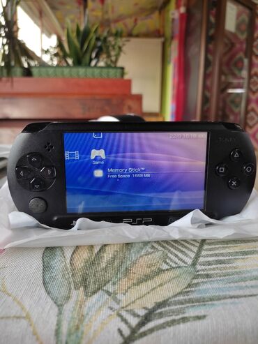 PSP (Sony PlayStation Portable): ČIPOVAN SONY PSP® je prenosna konzola za igranje koja nudi širok — 8