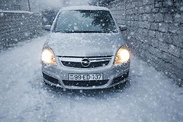 Opel: Opel Zafira, gümüşü rəng, 7 yerlik (3 cərgə oturacaq) minivan — 1