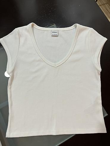 b koynəyi var: Bershka qadın T‑şörtü Hər biri 17 azn Berşka 10 azn - Rəng: açıq — 4