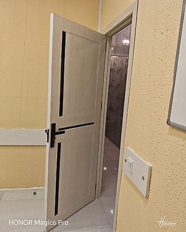 naşnik: Müasir dizaynlı otaq qapısı. Açıq bej/ağac tonunda səthə malikdir və — 3