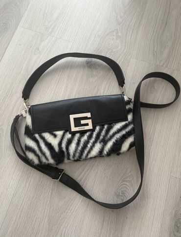 Çantalar: Çiyin çantası, Guess, İşlənmiş