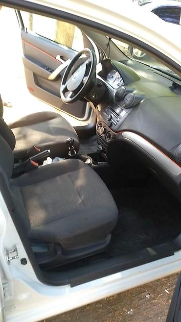 seat: Ağ rəngli kompakt sedan Texniki və dizayn xüsusiyyətləri: - Kuzov: 4 — 5