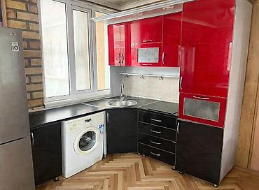 Кухонный гарнитур угловой с глянцевыми фасадами вместе с стиральной at lalafo.kg Кухонный гарнитур угловой с глянцевыми фасадами вместе с стиральной