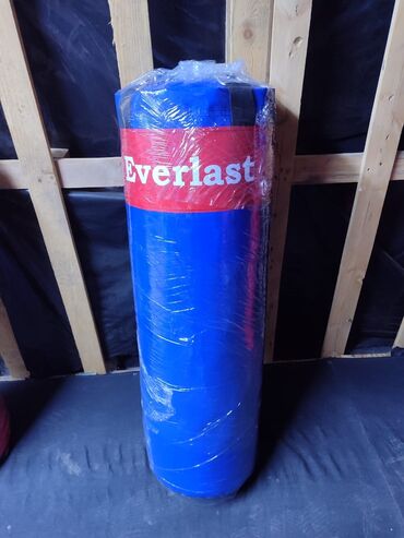 купить бинты для бокса: Боксерский мешок Everlast синего цвета с красной полосой, на которой
