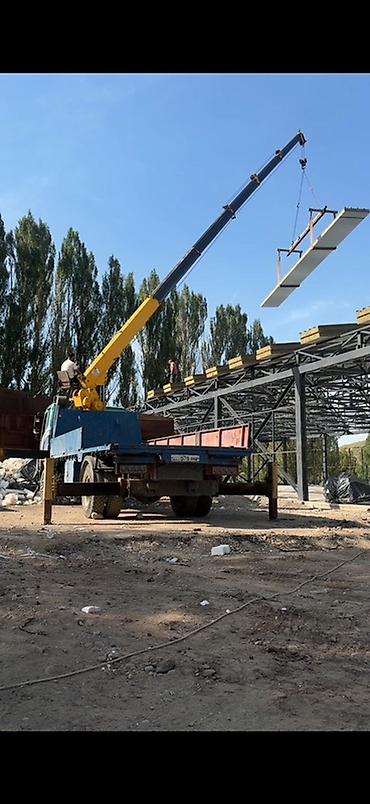 Автокран на базе грузовика для строительных и монтажных работ