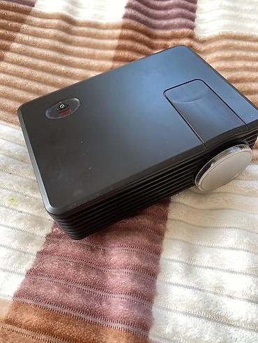 guclu wifi modem: Proyektor - Kompakt korpus, üst hissədə güc düyməsi və fokus/zoom — 2