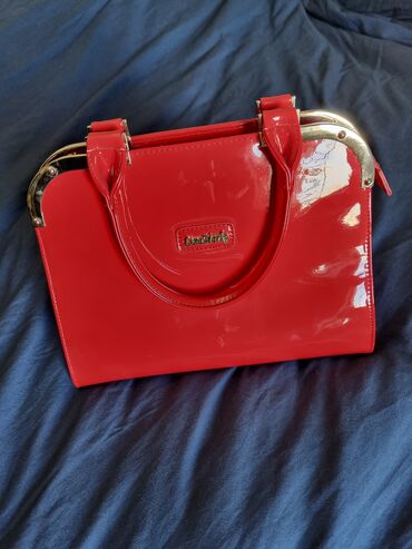 красная сумка: Изумительный аксесуар на асе случаи жизни