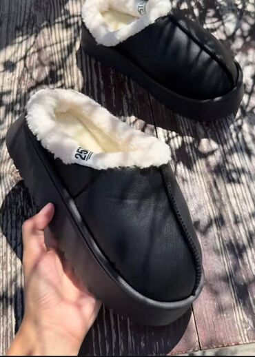 Papuče: Papuce 
36-41
2200 din
sdo — 13