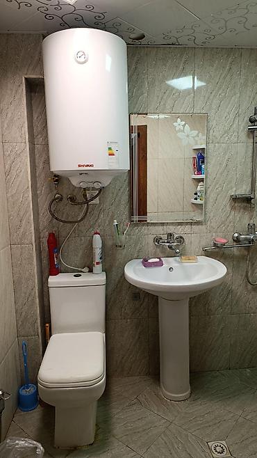 studio menziller: Məzilli, işıqlı 1 /2 yə düzəlmə mənzil. - Geniş qonaq otağı: divan — 6