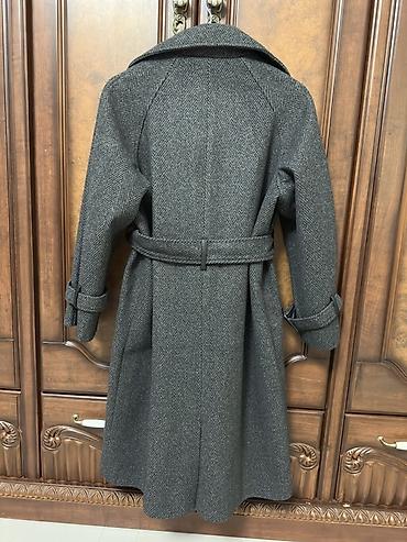 cutluk geyimleri: Qadın üçün palto – tünd boz, xırda “balıqqulağı” (herringbone) naxışlı — 2